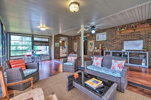 Doctors Inn Historic Country Home With Sunroom!
