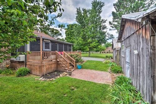 Doctors Inn Historic Country Home With Sunroom!