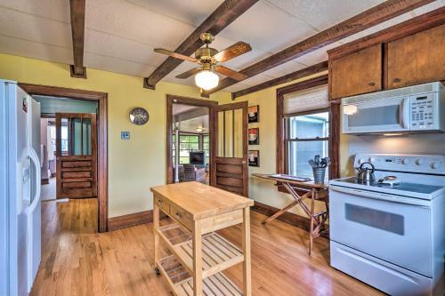 Doctors Inn Historic Country Home With Sunroom!