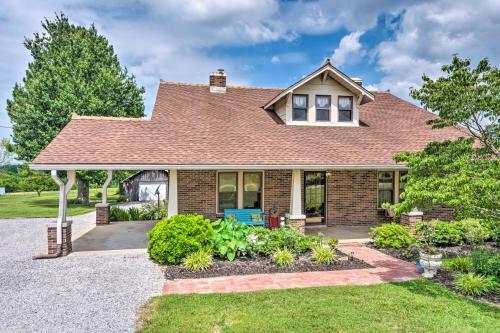 Doctors Inn Historic Country Home With Sunroom!
