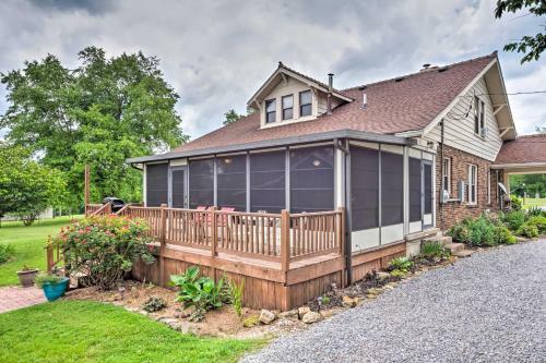 Doctors Inn Historic Country Home With Sunroom!