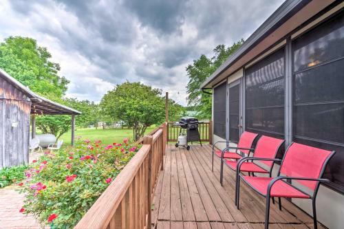 Doctors Inn Historic Country Home With Sunroom!