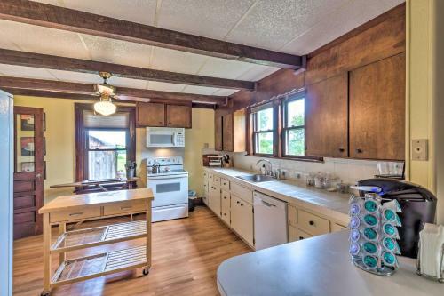 Doctors Inn Historic Country Home With Sunroom!