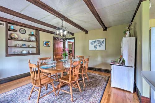 Doctors Inn Historic Country Home With Sunroom!