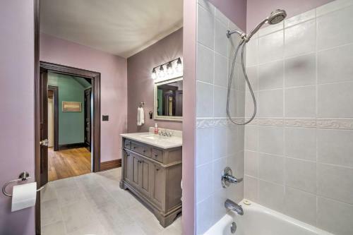 Doctors Inn Historic Country Home With Sunroom!