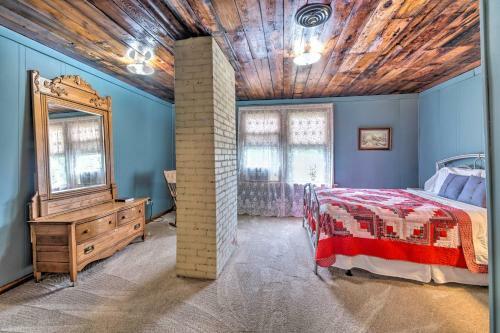 Doctors Inn Historic Country Home With Sunroom!