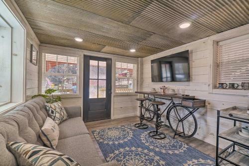 Idyllic Cookeville Cabin On Mini-golf Course!