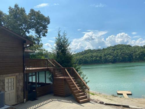 Lake Views / Private Boat Launch And Dock