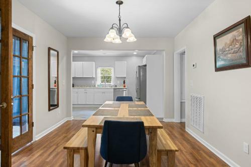 The Ridgeland Trendy Tudor-15 Mins To Downtown