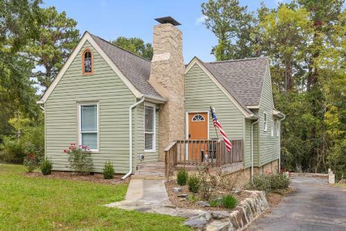 The Ridgeland Trendy Tudor-15 Mins To Downtown