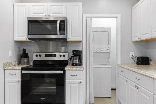 The Ridgeland Trendy Tudor-15 Mins To Downtown
