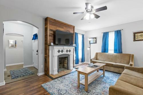 The Ridgeland Trendy Tudor-15 Mins To Downtown