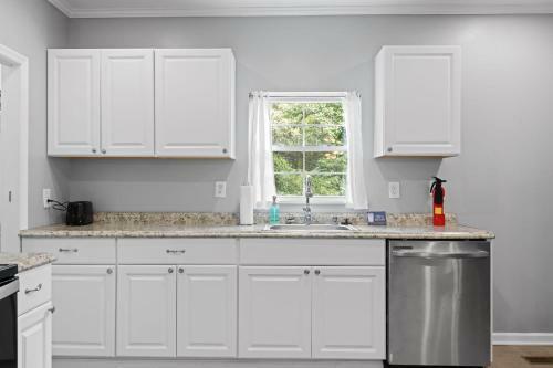 The Ridgeland Trendy Tudor-15 Mins To Downtown