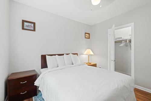 The Ridgeland Trendy Tudor-15 Mins To Downtown