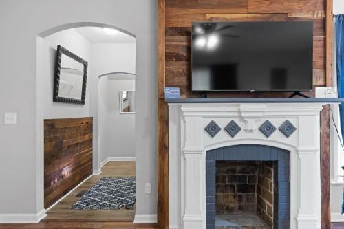 The Ridgeland Trendy Tudor-15 Mins To Downtown