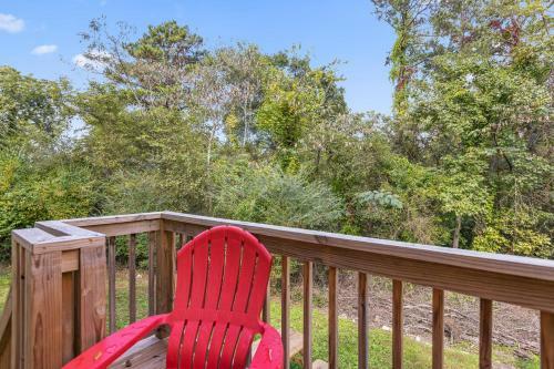 The Ridgeland Trendy Tudor-15 Mins To Downtown