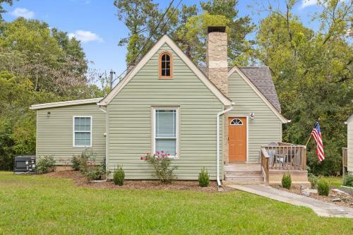 The Ridgeland Trendy Tudor-15 Mins To Downtown