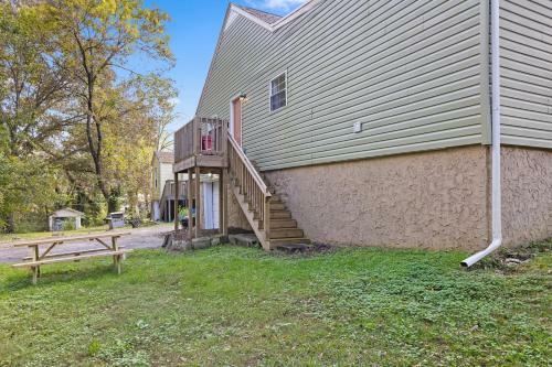 The Ridgeland Trendy Tudor-15 Mins To Downtown