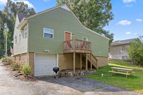 The Ridgeland Trendy Tudor-15 Mins To Downtown