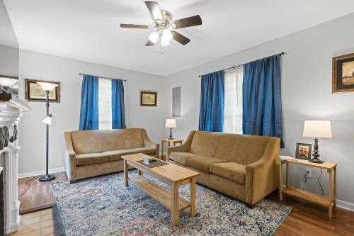 The Ridgeland Trendy Tudor-15 Mins To Downtown