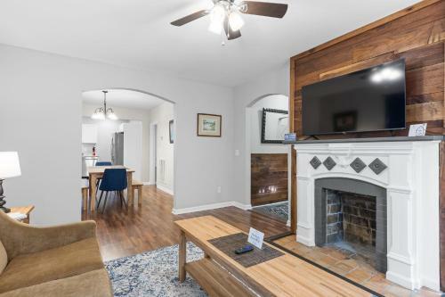 The Ridgeland Trendy Tudor-15 Mins To Downtown