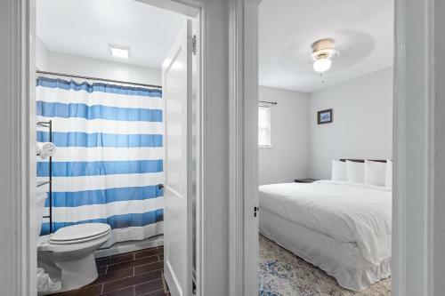 The Ridgeland Trendy Tudor-15 Mins To Downtown