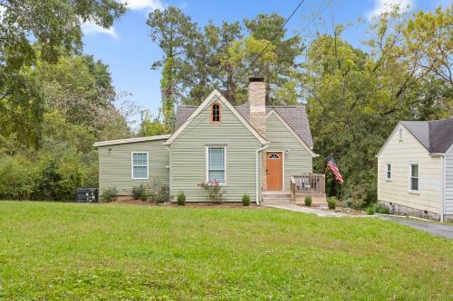 The Ridgeland Trendy Tudor-15 Mins To Downtown