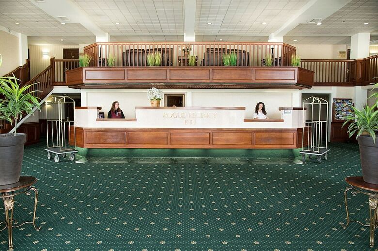 Hotel Rogue Regency Inn & Suites