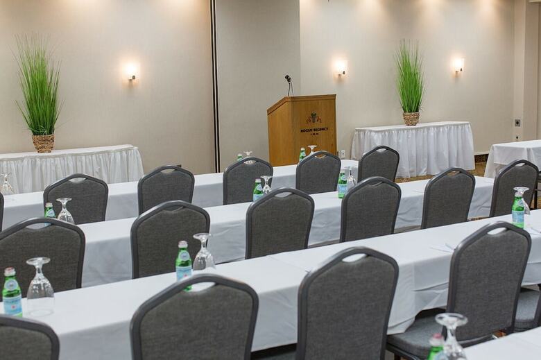 Hotel Rogue Regency Inn & Suites
