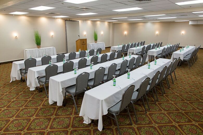 Hotel Rogue Regency Inn & Suites