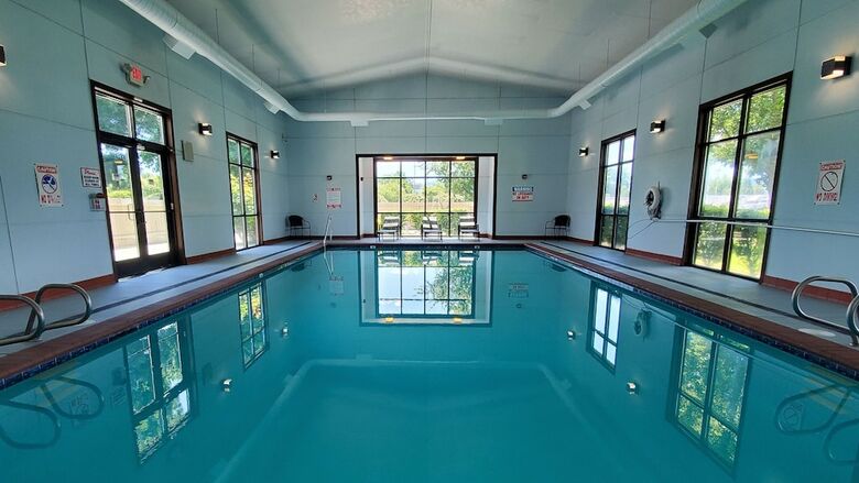Hotel Rogue Regency Inn & Suites