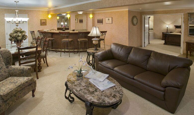 Hotel Rogue Regency Inn & Suites