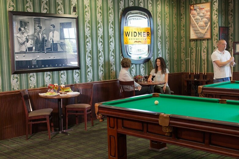 Hotel Rogue Regency Inn & Suites