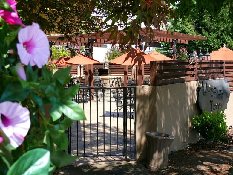 Hotel Rogue Regency Inn & Suites