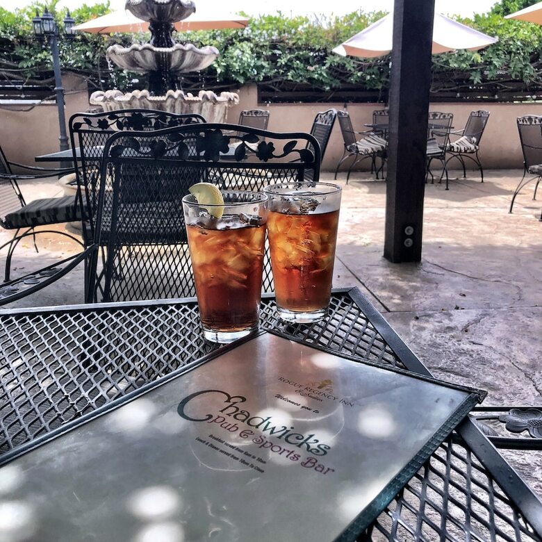 Hotel Rogue Regency Inn & Suites