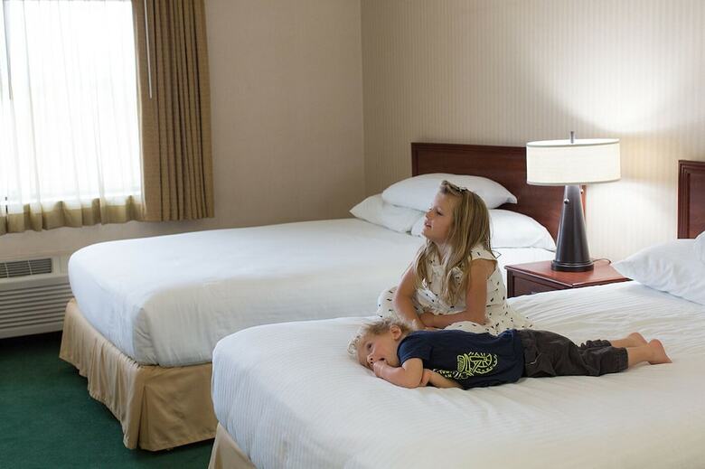Hotel Rogue Regency Inn & Suites
