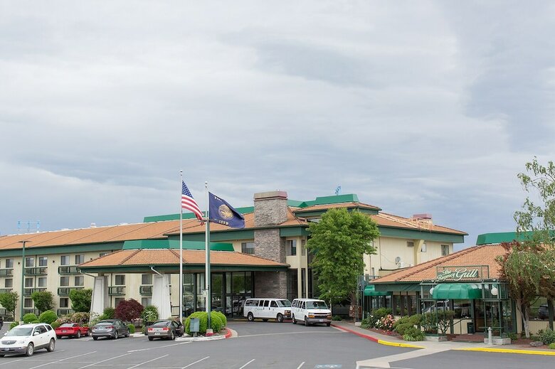 Hotel Rogue Regency Inn & Suites