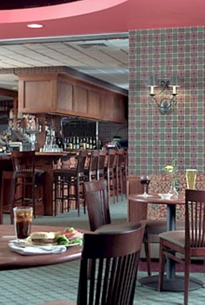 Hotel Rogue Regency Inn & Suites