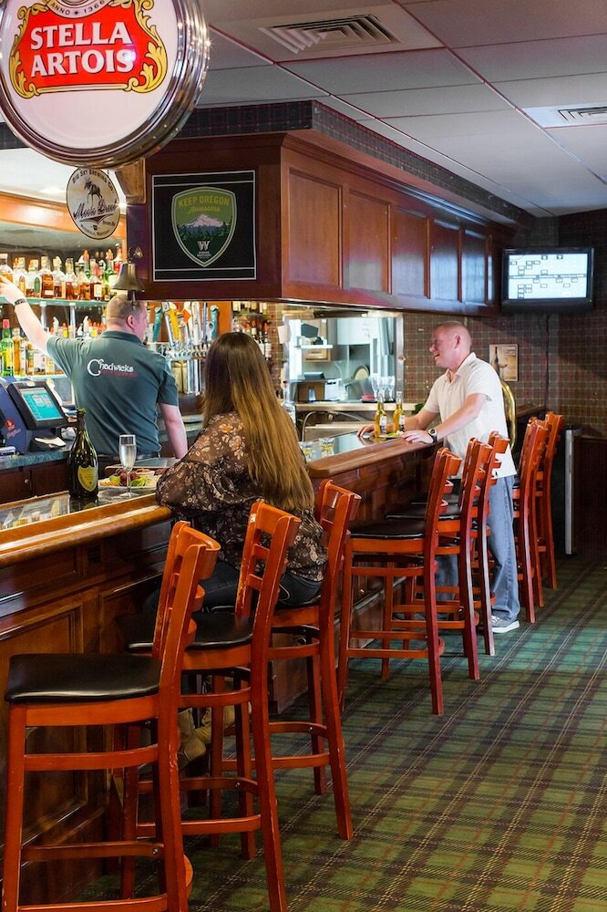 Hotel Rogue Regency Inn & Suites