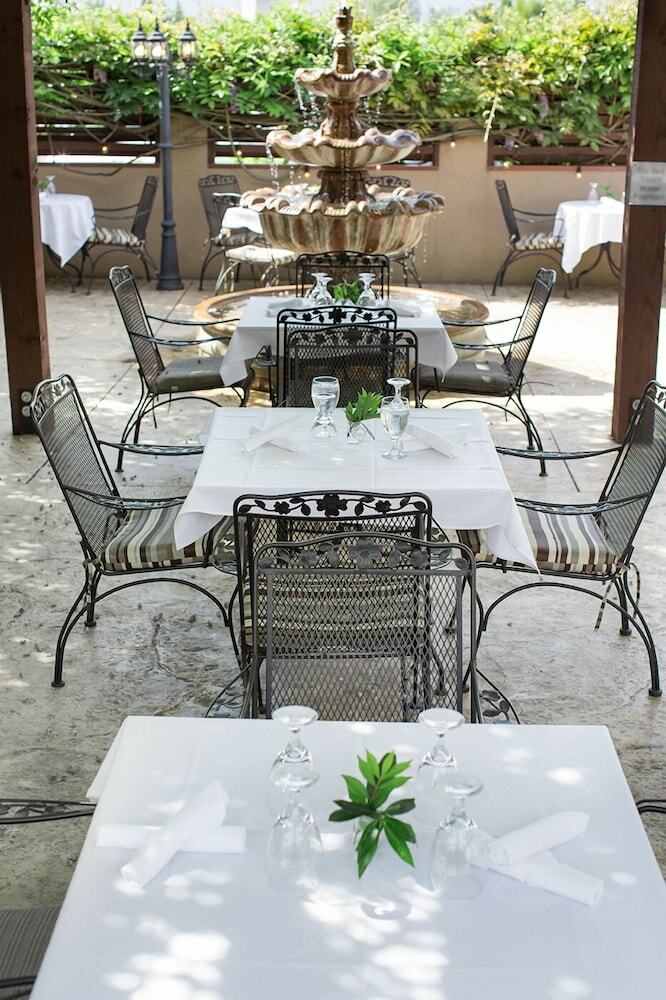 Hotel Rogue Regency Inn & Suites