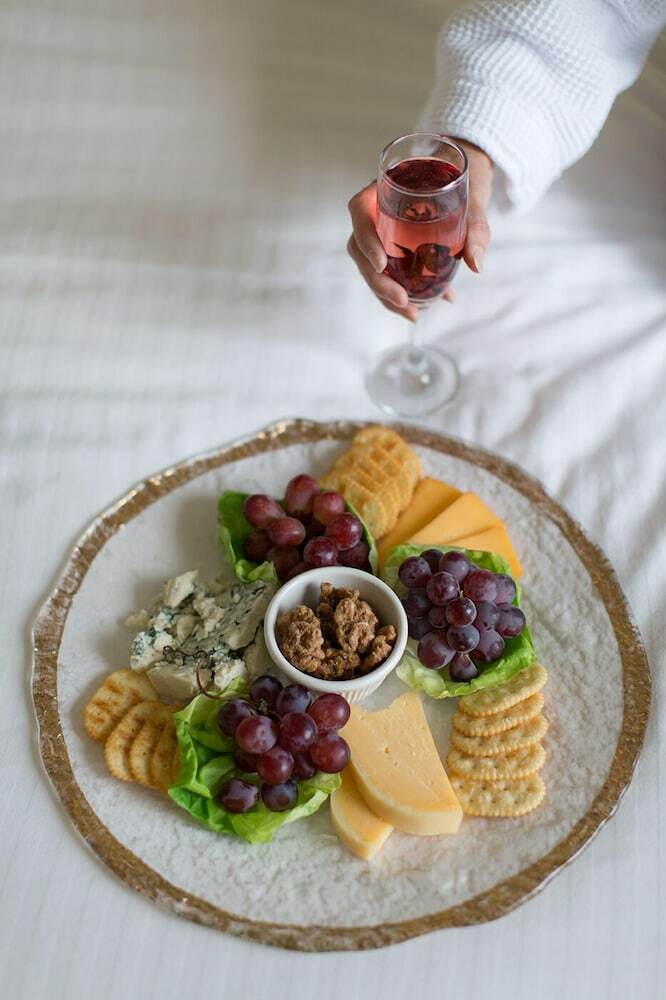 Hotel Rogue Regency Inn & Suites