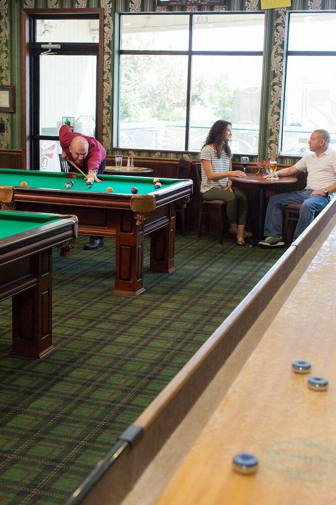 Hotel Rogue Regency Inn & Suites