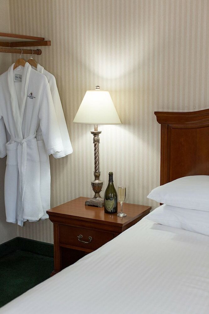 Hotel Rogue Regency Inn & Suites