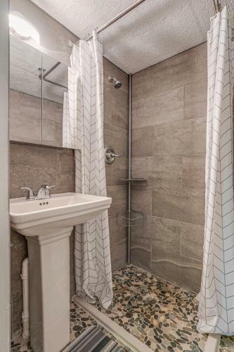 Lakefront Home Firepit & Deck