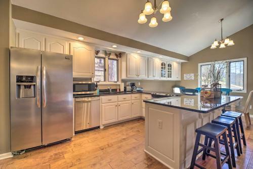 Cozy Lake-view Home Dog Friendly And Boat Slip!