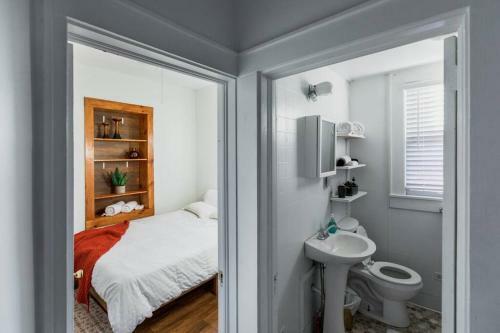 Cozy Mid-century Cottage King Bed 3bed 1bath