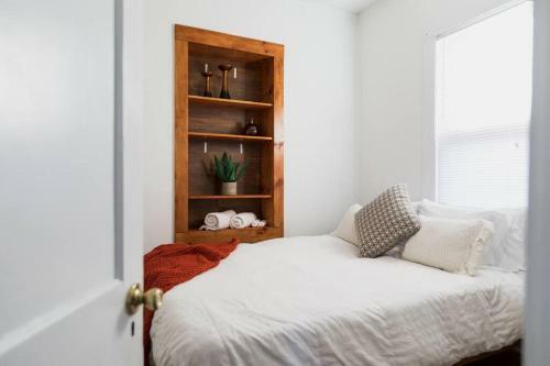Cozy Mid-century Cottage King Bed 3bed 1bath