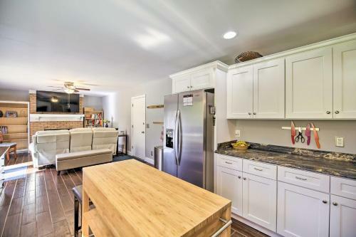 Lakefront Kingsport Home With Private Hot Tub!