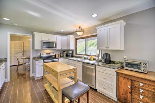 Lakefront Kingsport Home With Private Hot Tub!