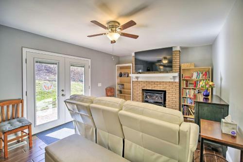 Lakefront Kingsport Home With Private Hot Tub!